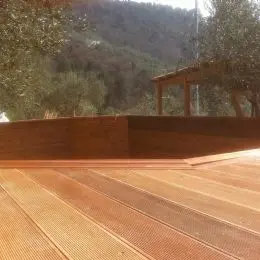 pavimentazione in legno piscina